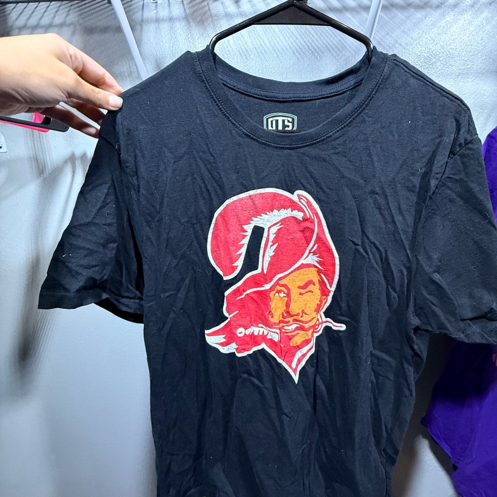 Tampa Bay Buccaneers Black Tee M NFL Football Logo Shirt Fan Gear